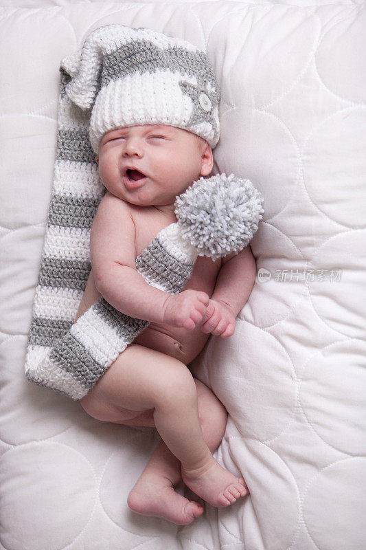 瞌睡的小婴儿戴着帽子