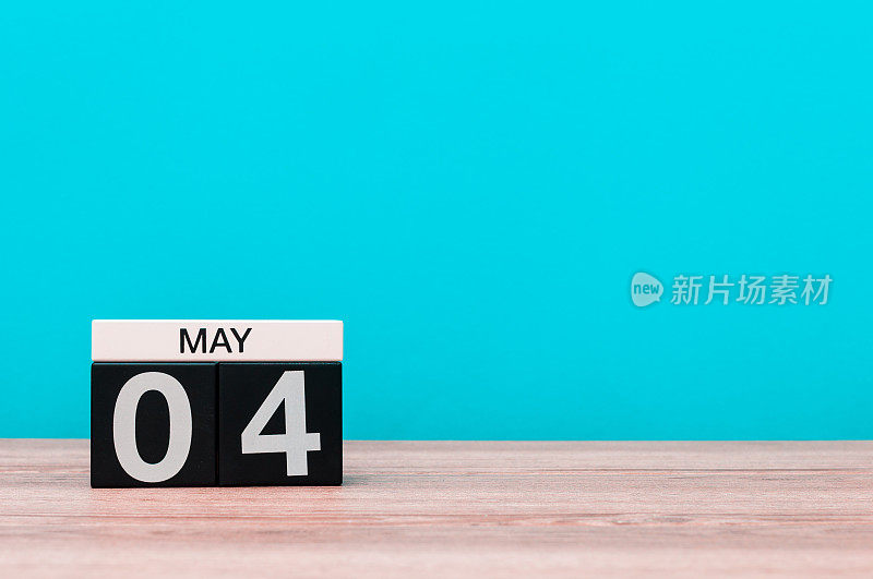 5月4日。月4日，日历以绿松石为背景。春天的时候，空白的文字空间