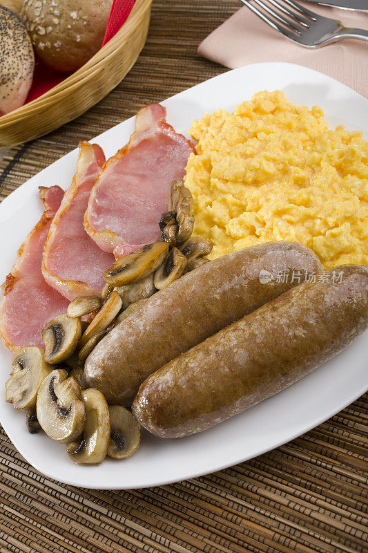英国早餐，两条香肠，炒蛋，培根，蘑菇