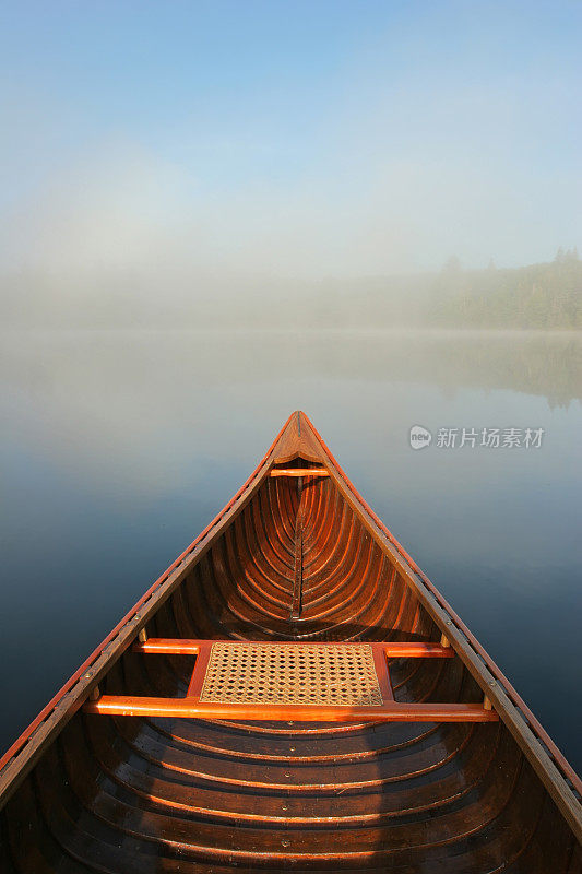 雾中的独木舟