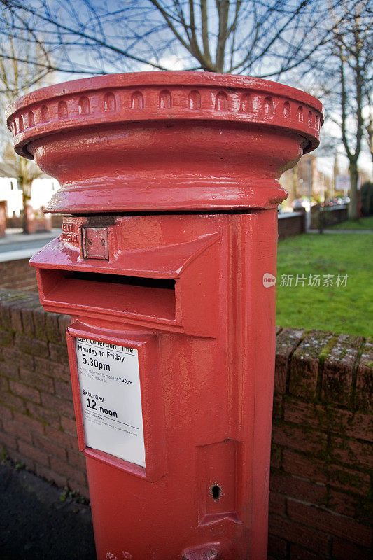 传统的英国邮筒——见下面的灯箱相关图片