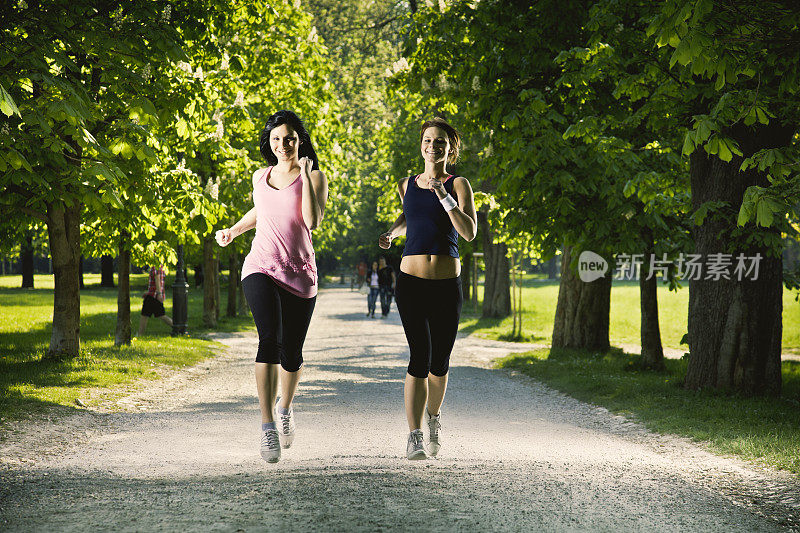 两个年轻女人在公园里慢跑