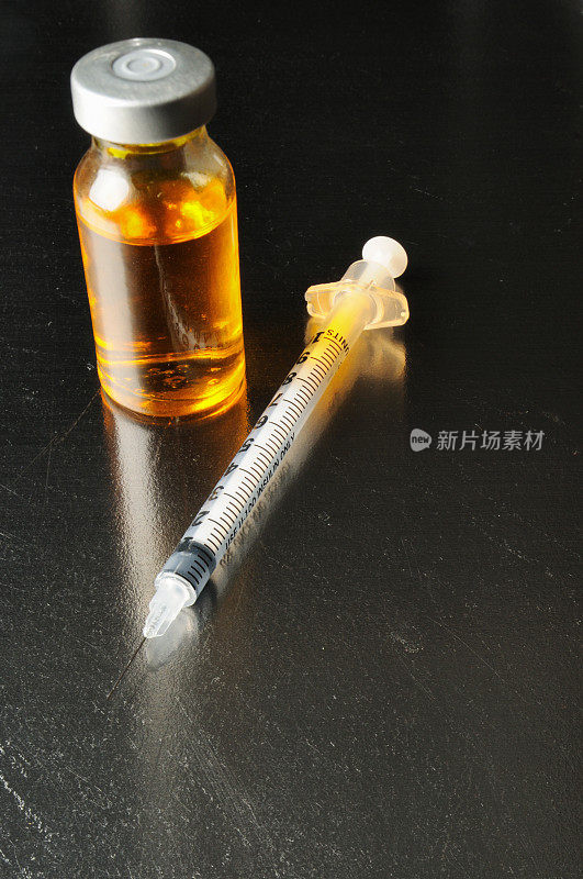 注射器对准药瓶