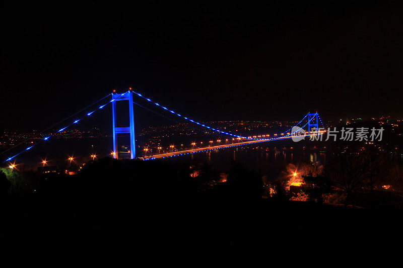 伊斯坦布尔和博斯普鲁斯海峡的夜景