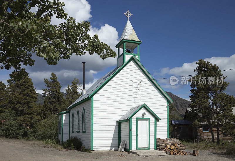 风景如画的老圣公会教堂在卡克罗斯，育空地区，加拿大