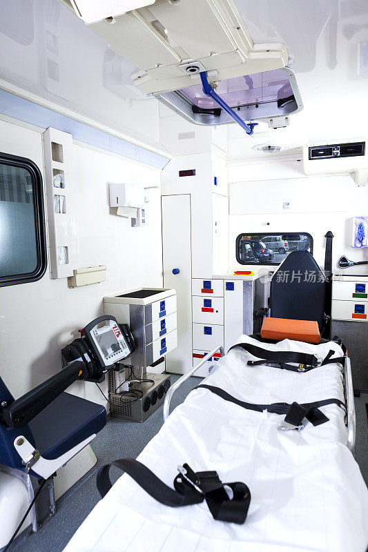 一辆现代救护车的内部视图