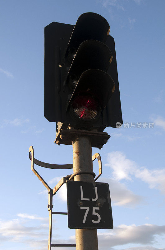 一个铁路十字路口标志的特写，英国，威尔士，康威