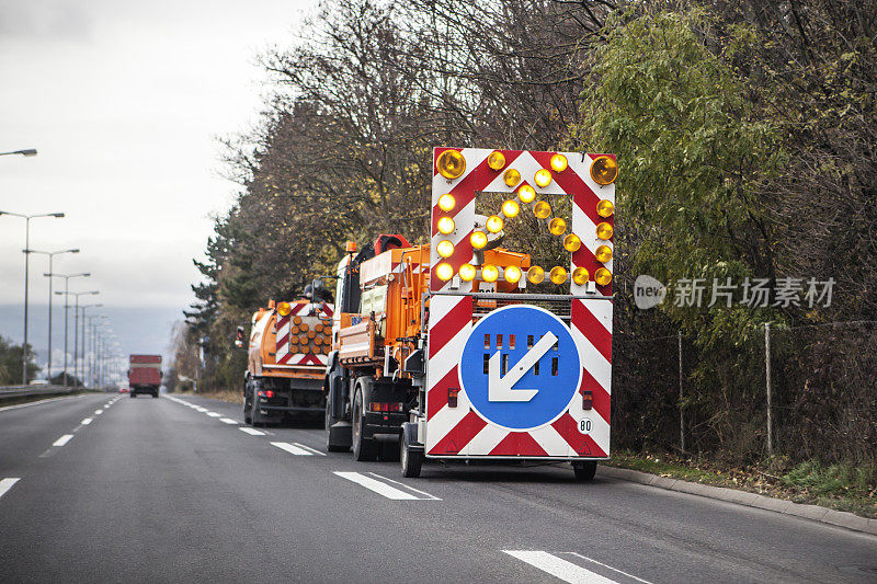 高速公路警告标志