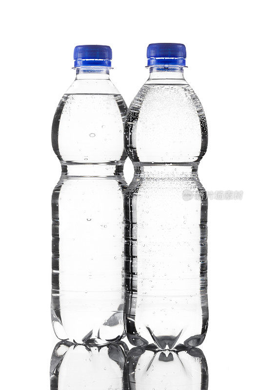 白色背景下带蓝色瓶盖的塑料水瓶