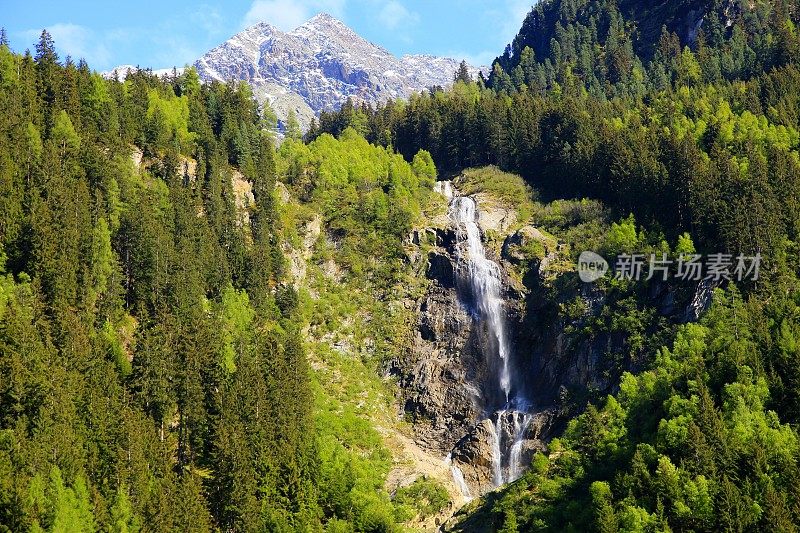 阿尔卑斯山瀑布在绿色斯图拜山谷附近的因斯布鲁克，泰洛，奥地利