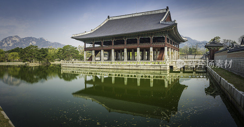 寺殿倒映在韩国首尔山下静静的湖上