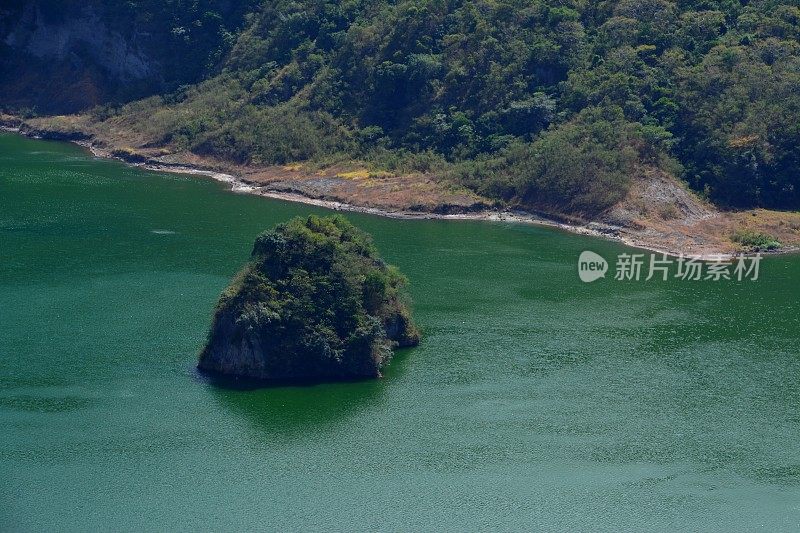 放大菲律宾火山喷口复合体中的火山岛