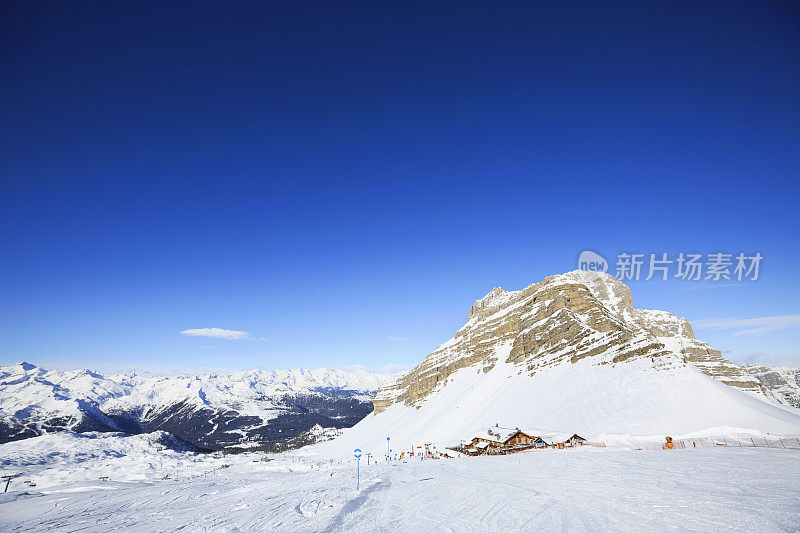 美丽的冬季山脉景观白云石滑雪胜地麦当娜迪坎皮格利奥