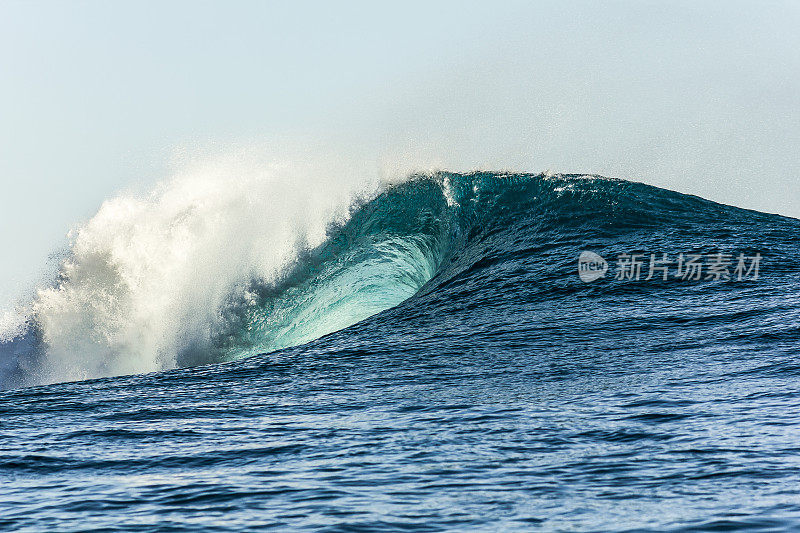 Teahupo'o海滩上巨大的管波