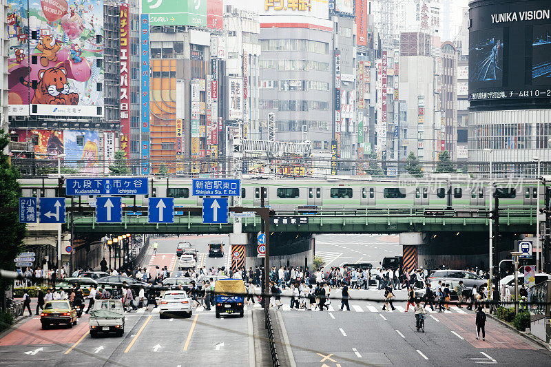 东京市景，繁忙的人行天桥和铁路立交桥，新宿，日本