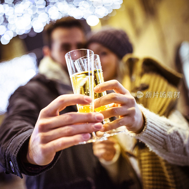 一对夫妇用香槟庆祝新年的到来