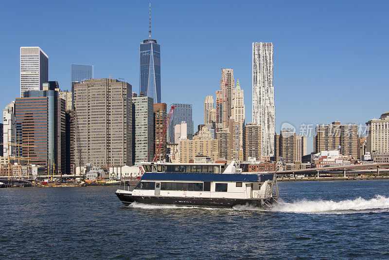 东河渡船与曼哈顿下城的天际线