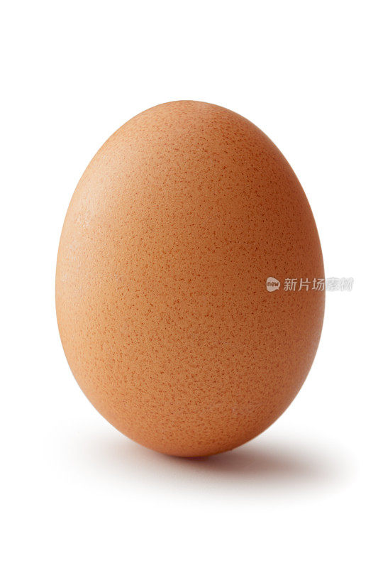 鸡蛋:白色背景下分离出的棕色鸡蛋