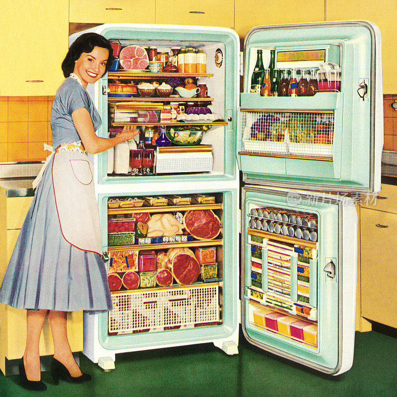 家庭主妇展示满满一冰箱