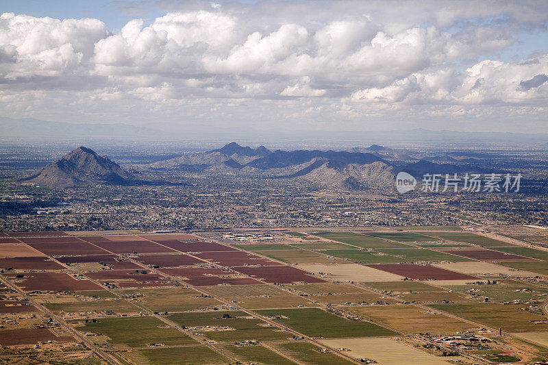 亚利桑那州凤凰城附近的斯科茨代尔农场，沙漠鸟瞰图