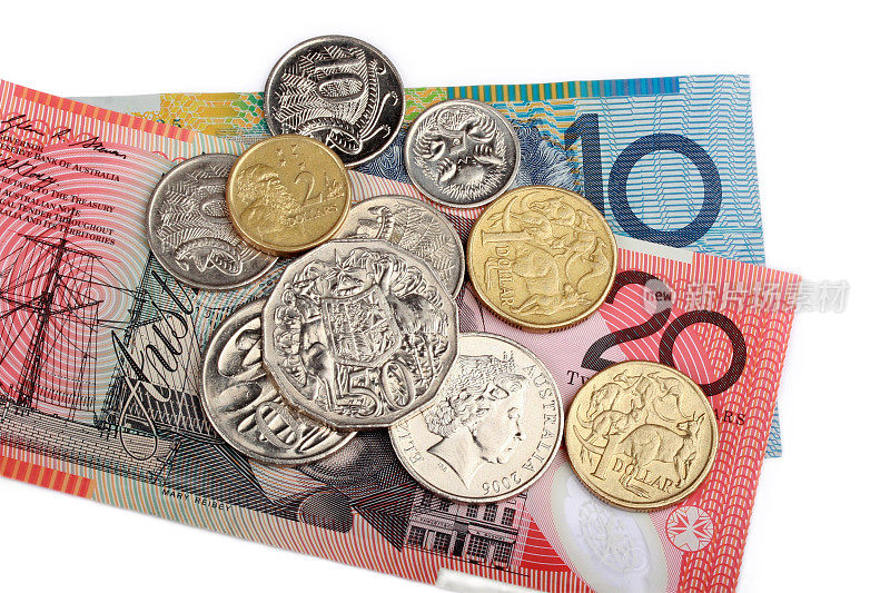 白色背景的澳大利亚纸币和硬币——口袋货币