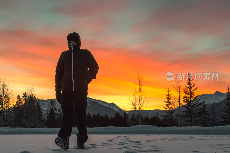 人走过雪花，日出