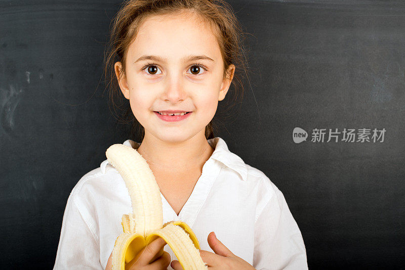 女孩吃香蕉
