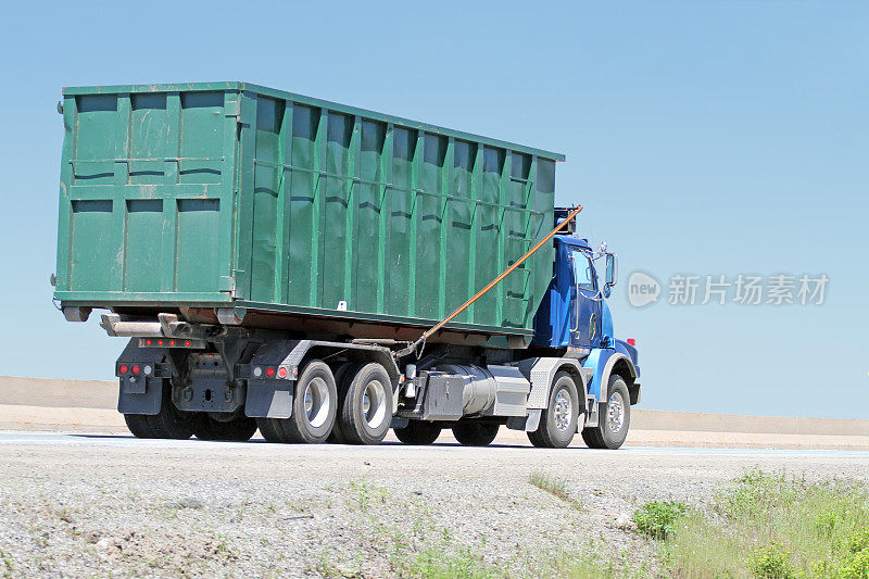 高速公路上运输大型工业垃圾桶的卡车，废物管理