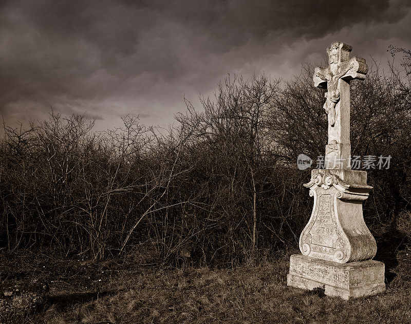古老的石头十字架在暴风雨的天气