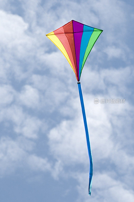 多云天空上的彩虹钻石风筝