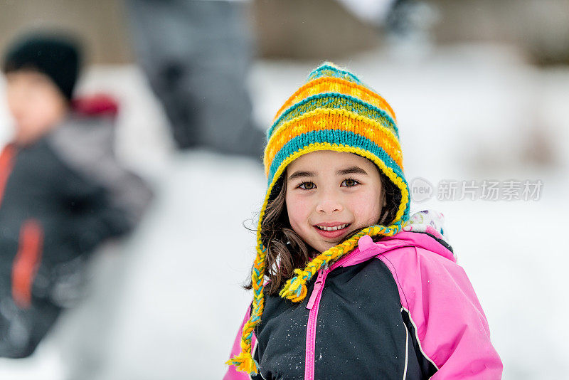 孩子们在雪中玩耍