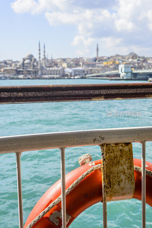 从渡船上俯瞰博斯普鲁斯海峡的伊斯坦布尔
