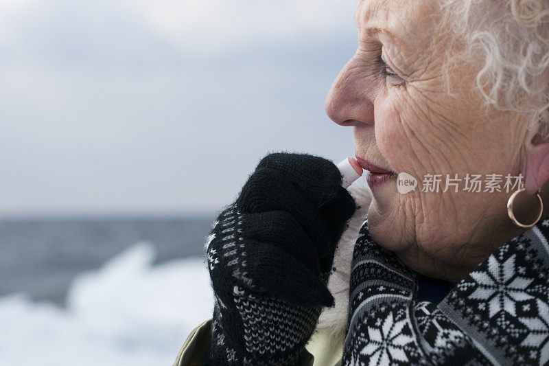 女人在冬天涂唇膏