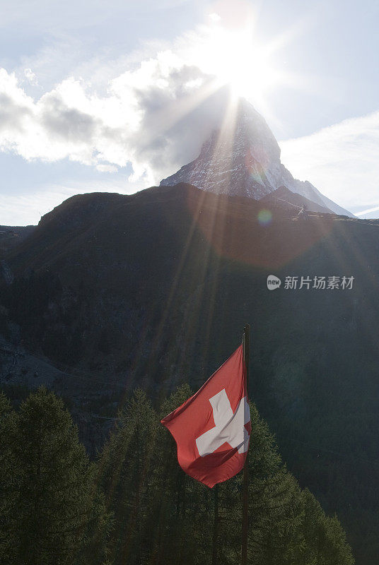 瑞士国旗在泽马特附近的马特洪峰下飘扬