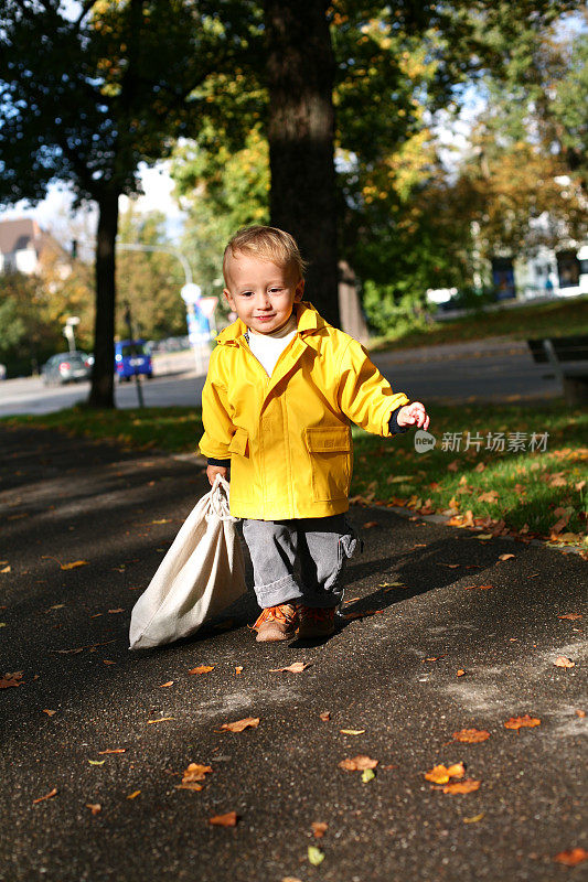 快乐的孩子拖着一个布袋