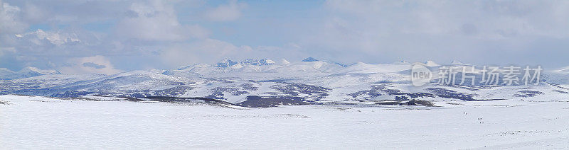 冬天的山全景