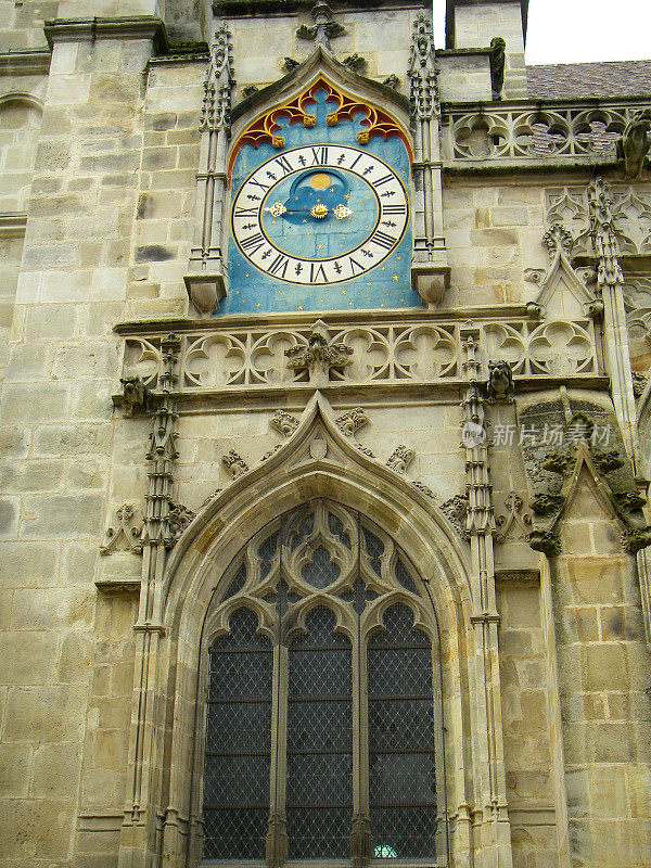 法国勃艮第圣拉扎尔大教堂的历史性时钟