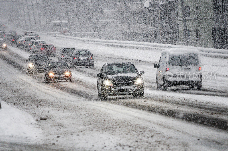 下雪在高速公路