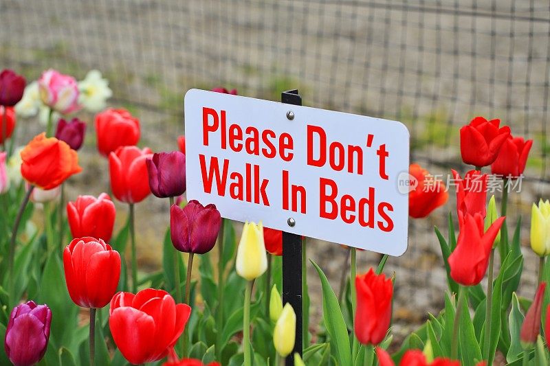 “不要在床上走路”的标志