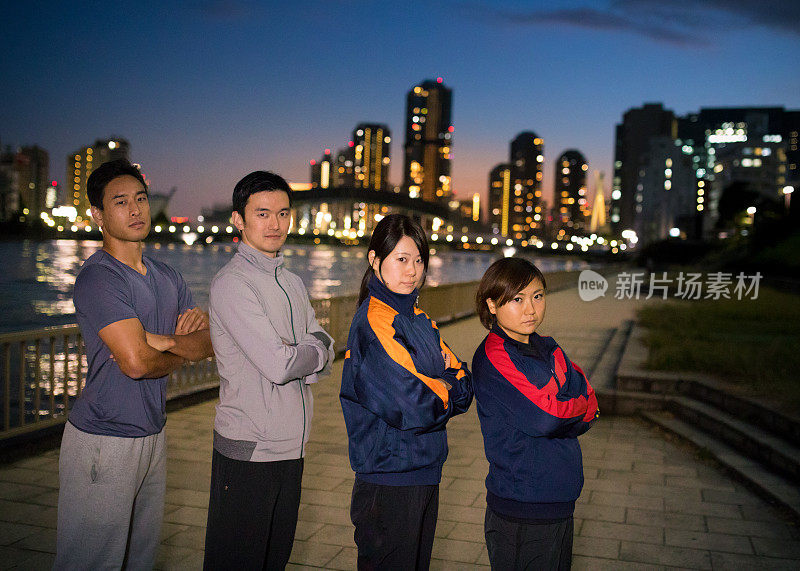 暮色中，一群年轻运动员在镜头前摆姿势