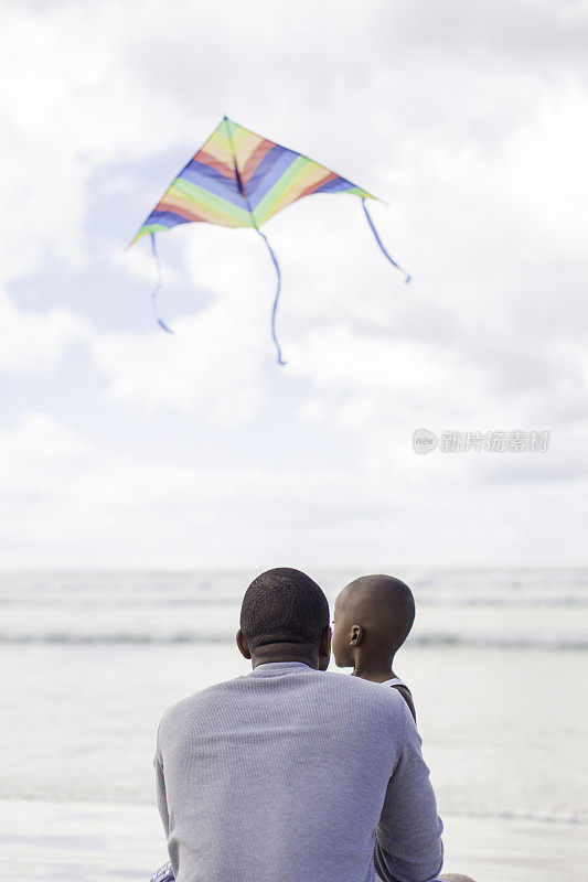 非洲父子在放风筝