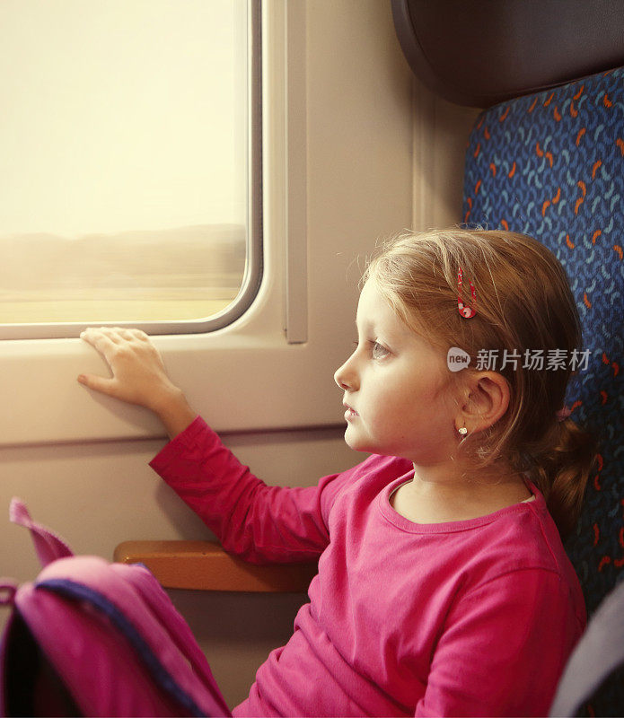 乘火车旅行的年轻女孩