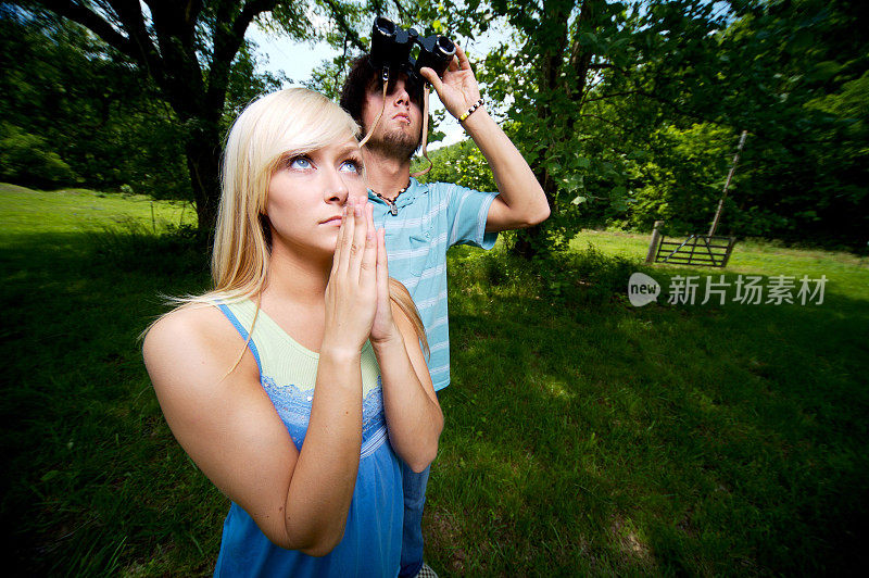 青少年农村女性祈祷男性观看