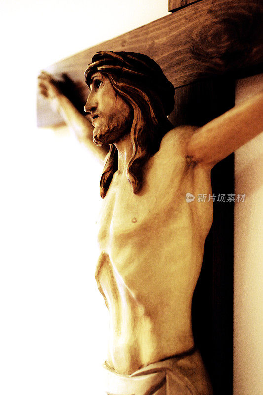 十字架上的木制耶稣(彩色处理)