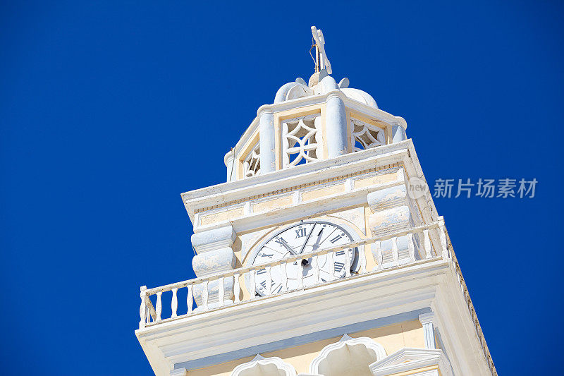 阿克罗蒂里希腊东正教的钟楼。圣托里尼岛。