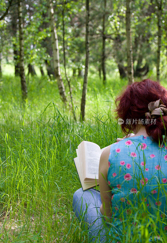 读自然书籍的女人