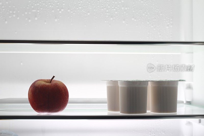 冰箱:苹果和酸奶