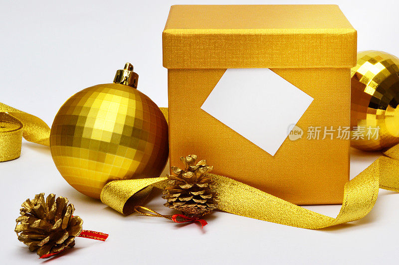 圣诞装饰品，圣诞装饰品和礼品盒上的白色背景