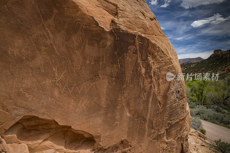 犹他州恐龙国家纪念碑的岩画墙