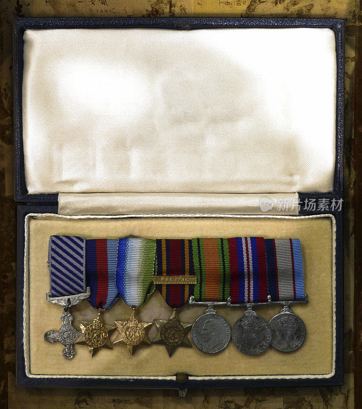 在旧的刻痕背景上的盒子里的二战奖章